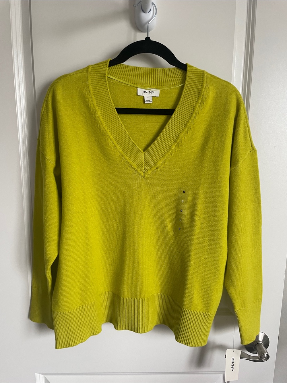 ON 34TH Women's Green Pear V-Neck Pullover Sweater